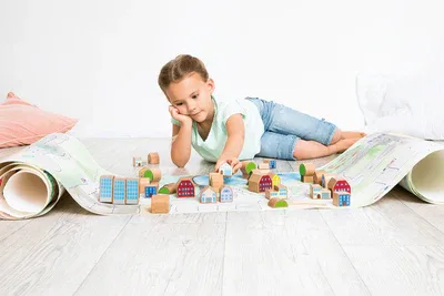 עיר מתנדנדת משחק עץ בלדוק