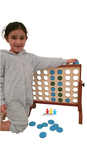 4 בשורה ענק מעץ